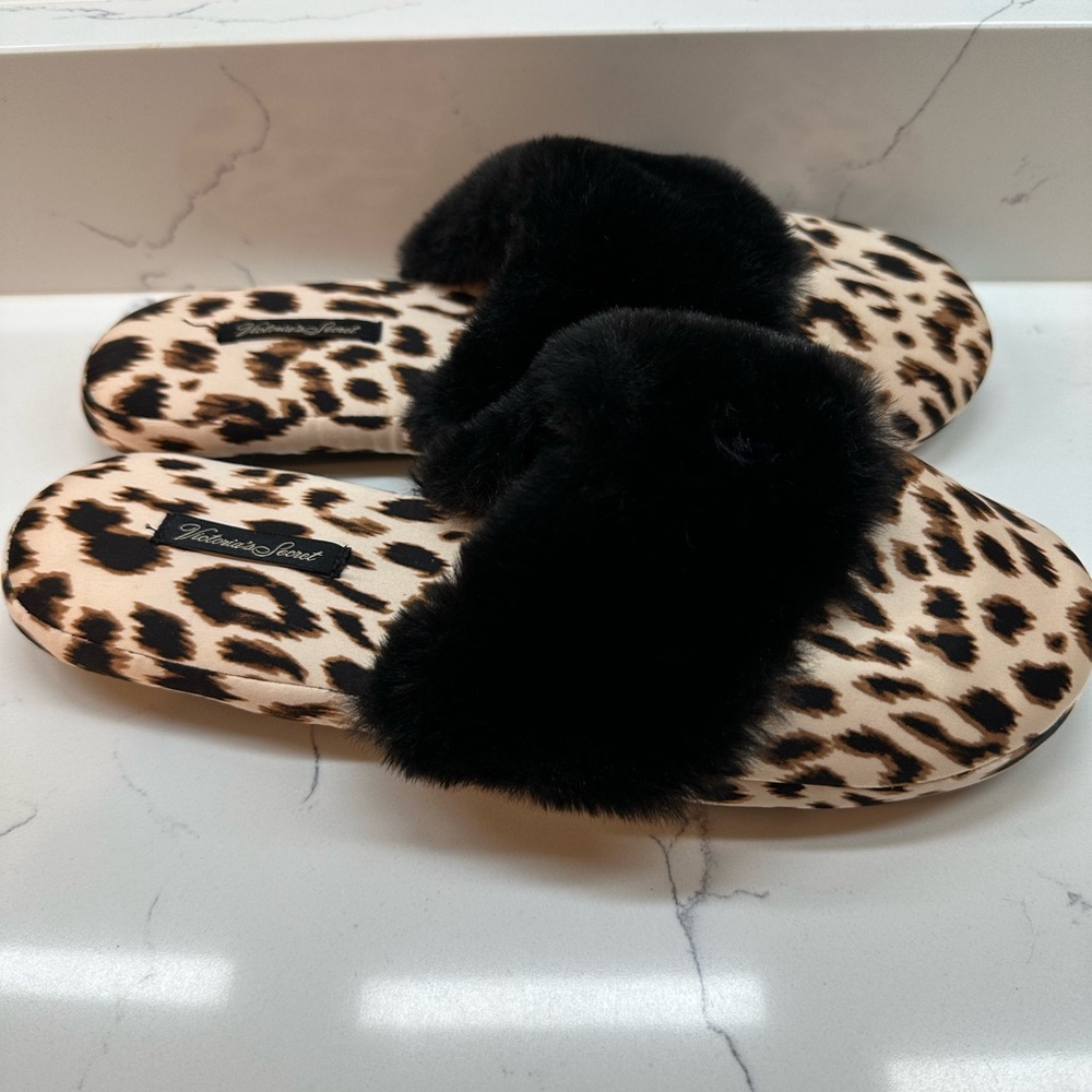 NEW ⭐️⭐️ Victoria’s Secret Leopard Print Women's Slippers Black faux Fur M 7 8 - Picture 3 of 7